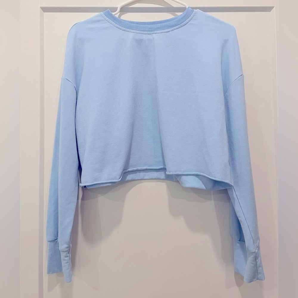 Cropped light blue sweatshirt